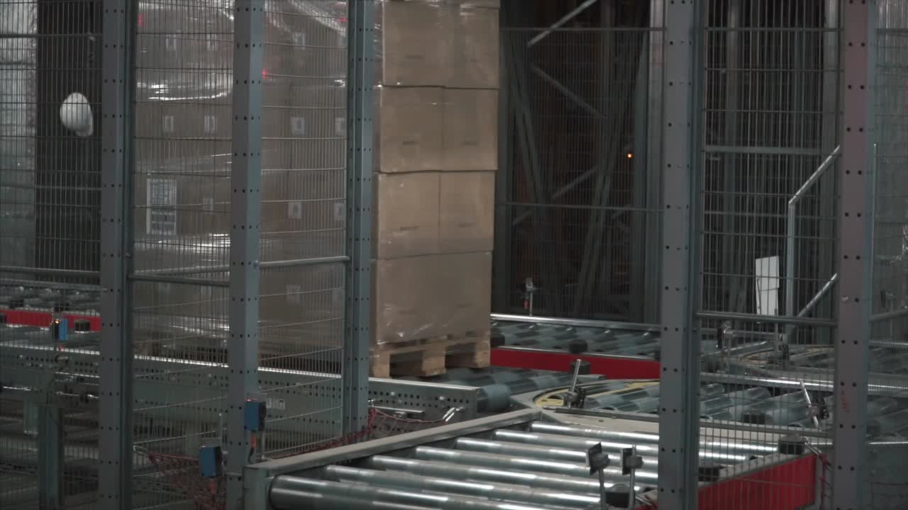 automatización de almacenes: cajas en una cinta transportadora