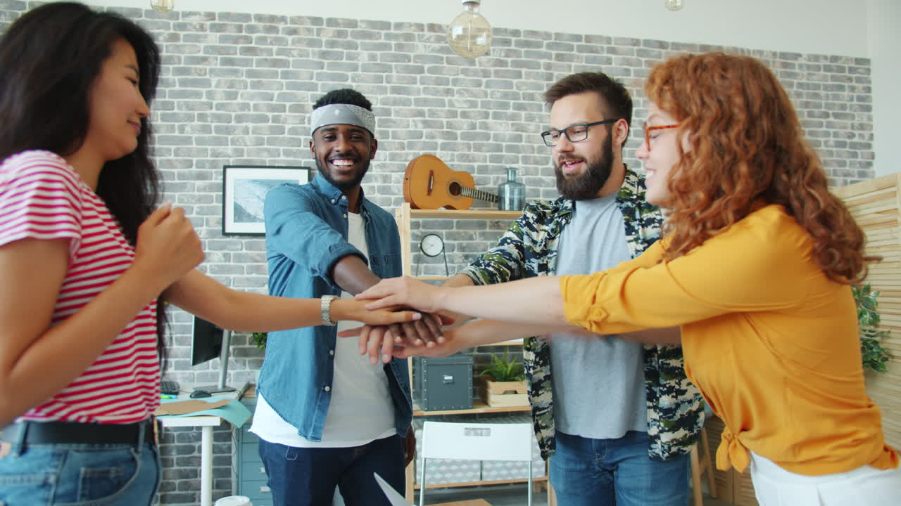 un equipo feliz y diverso celebrando el éxito.