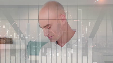 animación de procesamiento de datos financieros hombre de negocios caucásico usando tableta