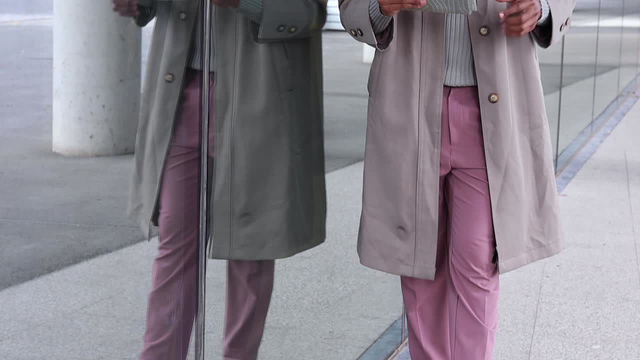 거리에서 태블릿을 가진 세련된 민족 남자