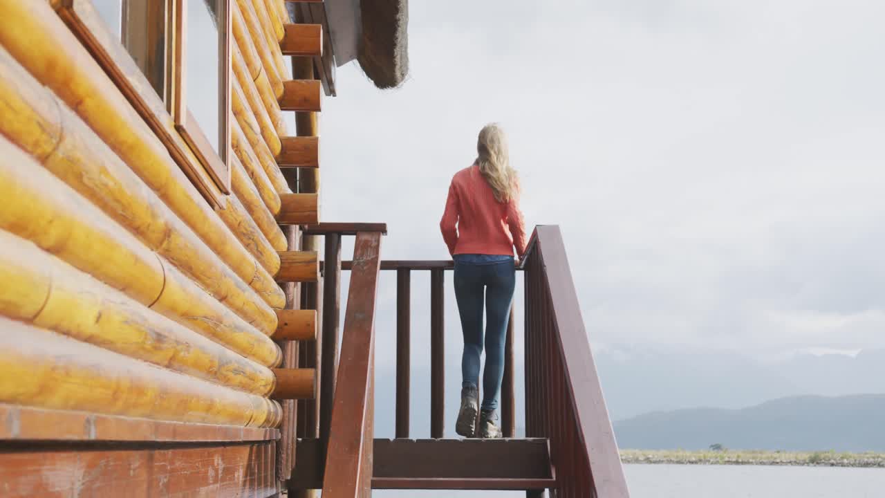 mujer caucásica pasando el tiempo en casa, poniendo las manos en el aire