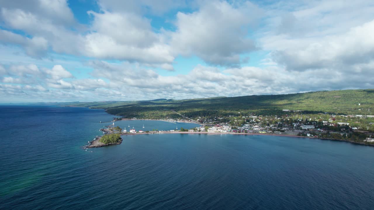 빠르게 움직이는 구름과 함께 해안선의 드론 조감도
