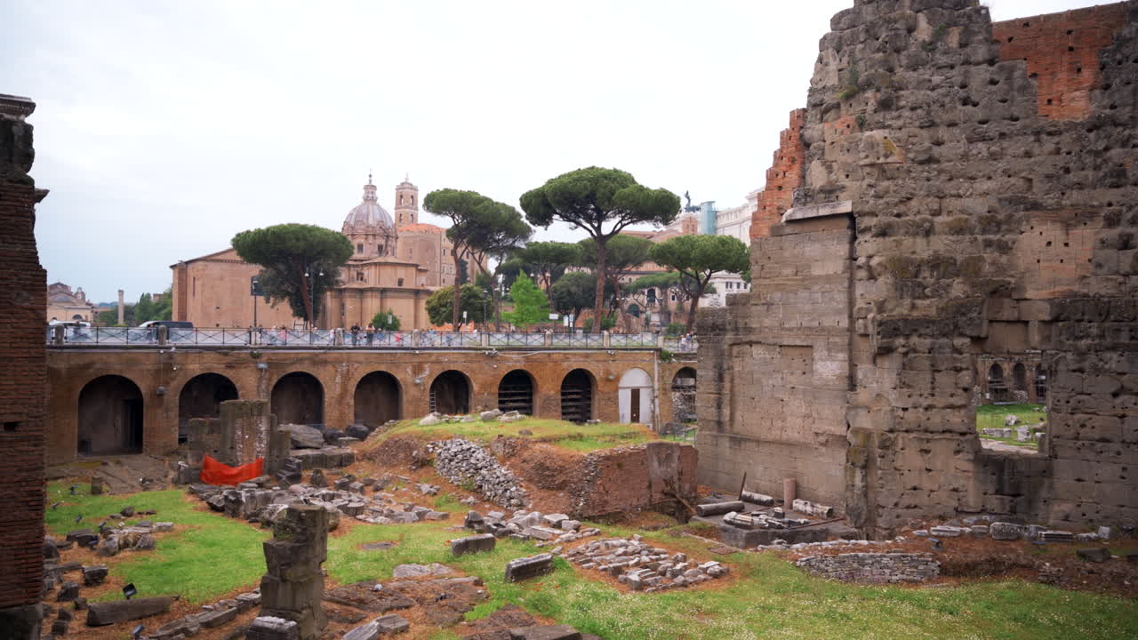 Roma, Italia - 15 Juli 2022: Bangunan kuno Pasar Trajan di Roma, Italia