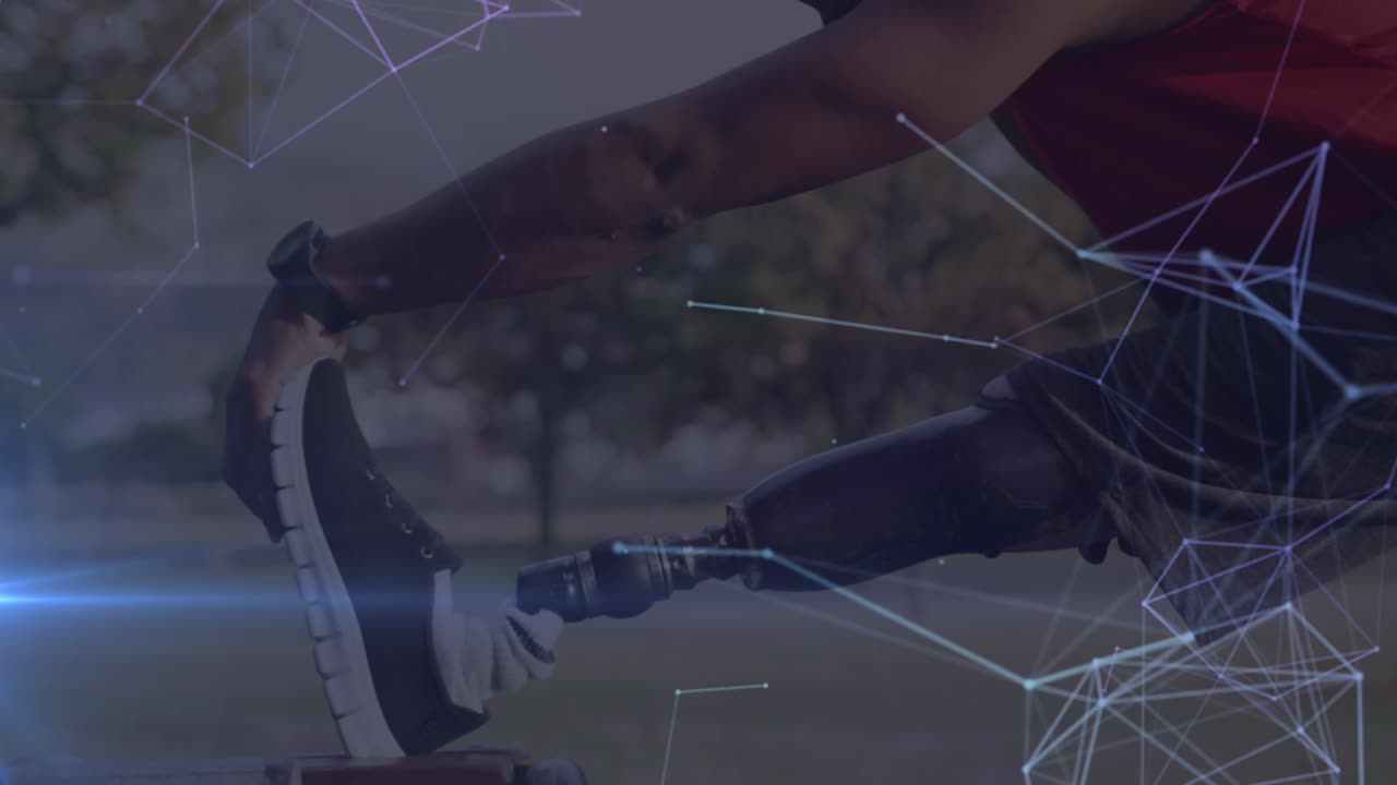 animación de una red de comunicación brillante sobre un atleta masculino con una pierna protésica haciendo ejercicio al aire libre