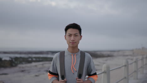 Porträt-Eines-Jungen-Asiatischen-Mannes,-Der-Selbstbewusst-Am-Strand-Steht