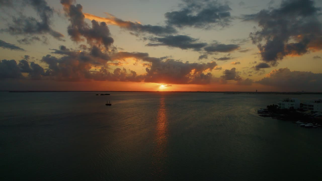 la luz del sol en la playa de cancún reflejada en el mar caribe con botes en movimiento al atardecer