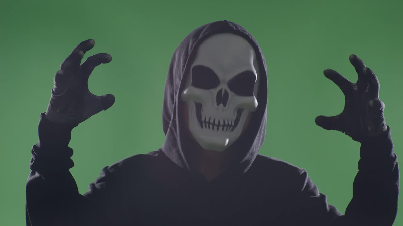 persona con un disfraz de máscara de cráneo de halloween