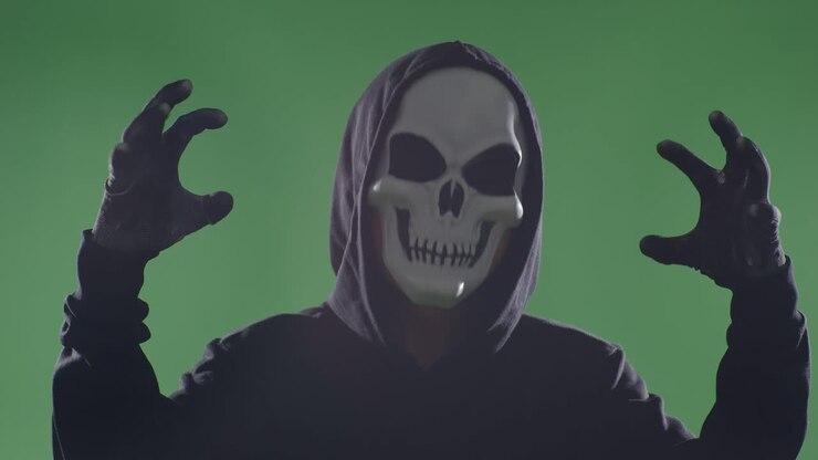 Persona in costume con maschera di teschio di Halloween.