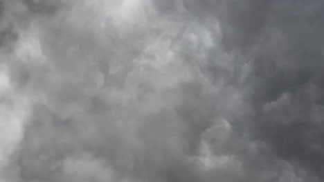 vista de la tormenta de truenos nubes oscuras en el fondo del cielo