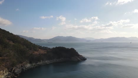 Hermosa-Toma-Aérea-Del-Condado-De-Namhae-En-La-Provincia-De-Gyeongsang,-Corea-Del-Sur