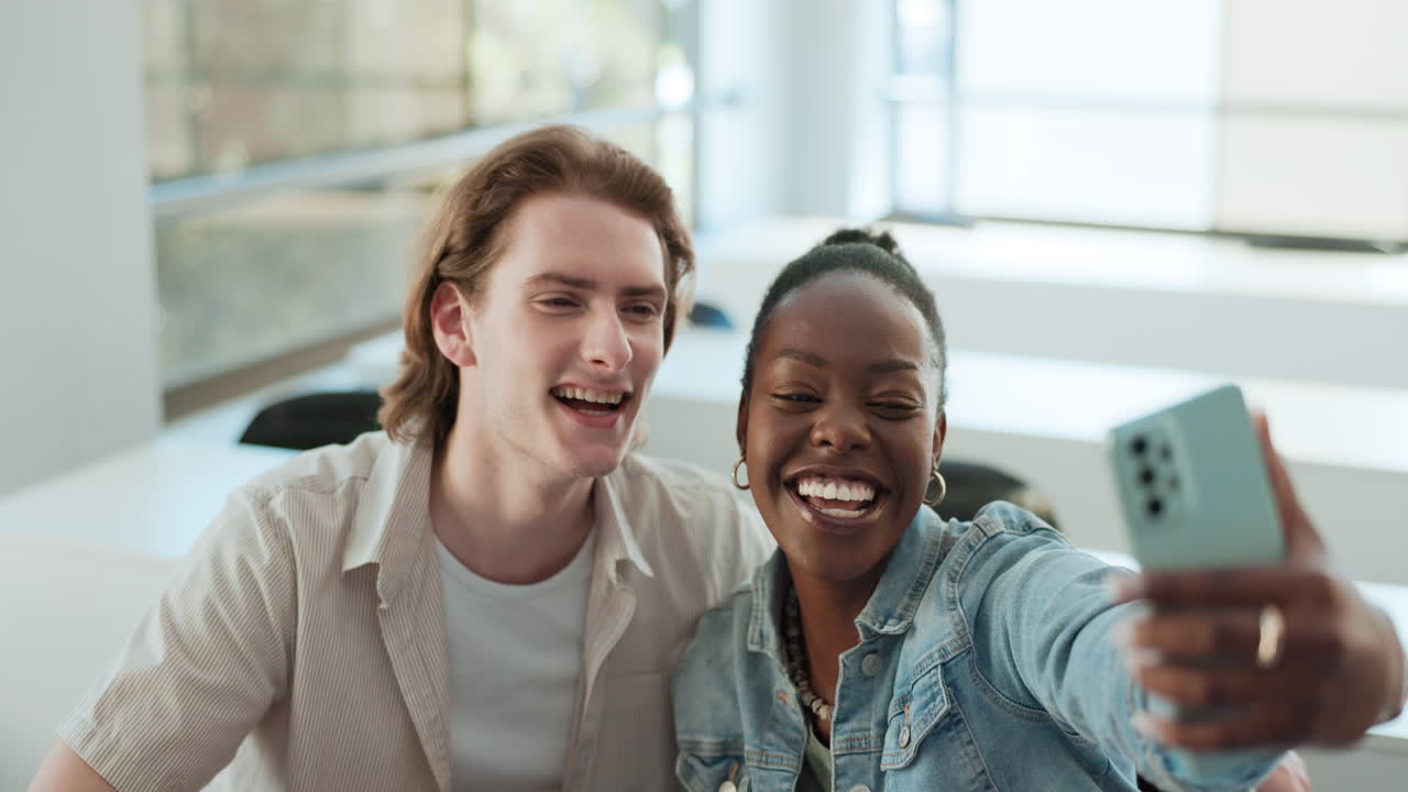 amigos tomando selfies en una oficina