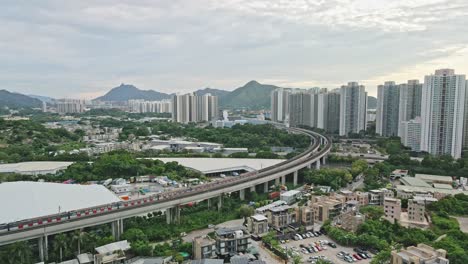 puente de cruce de la línea mtr tuen ma hacia la estación, tin shui wai, hong kong