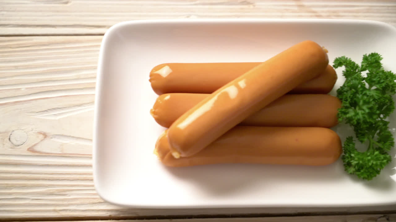 salchicha de frankfurt de pollo en un plato blanco