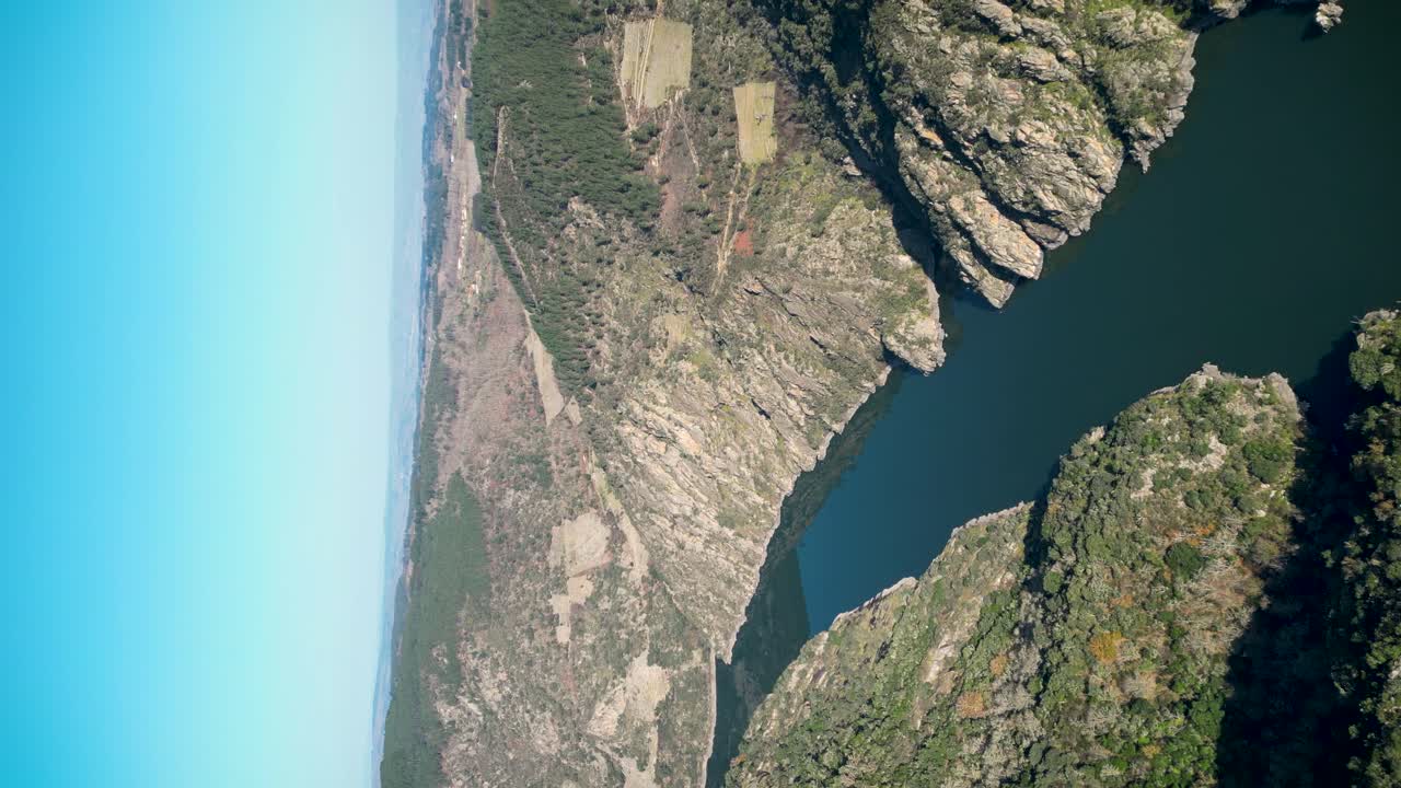 disparo de avión no tripulado, cañón del río sil en galicia españa, video vertical