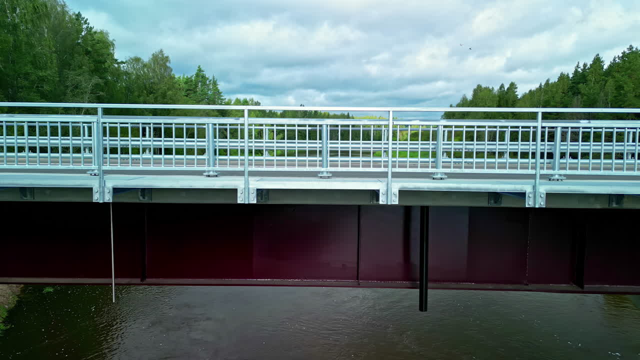 드론 으로 새로 건설 된 다리 를 점검 하는 것