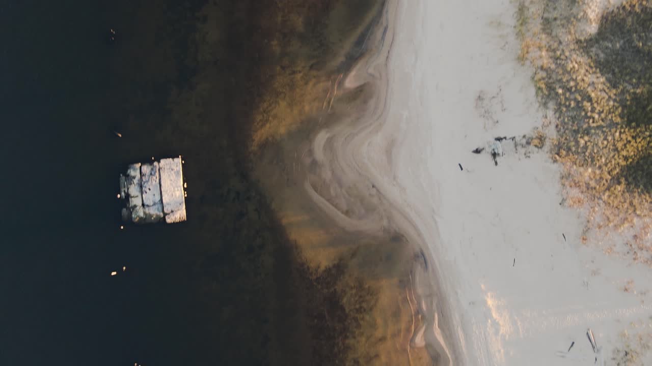 Movimento de inclinação vertical sobre a margem do Lago Muskegon