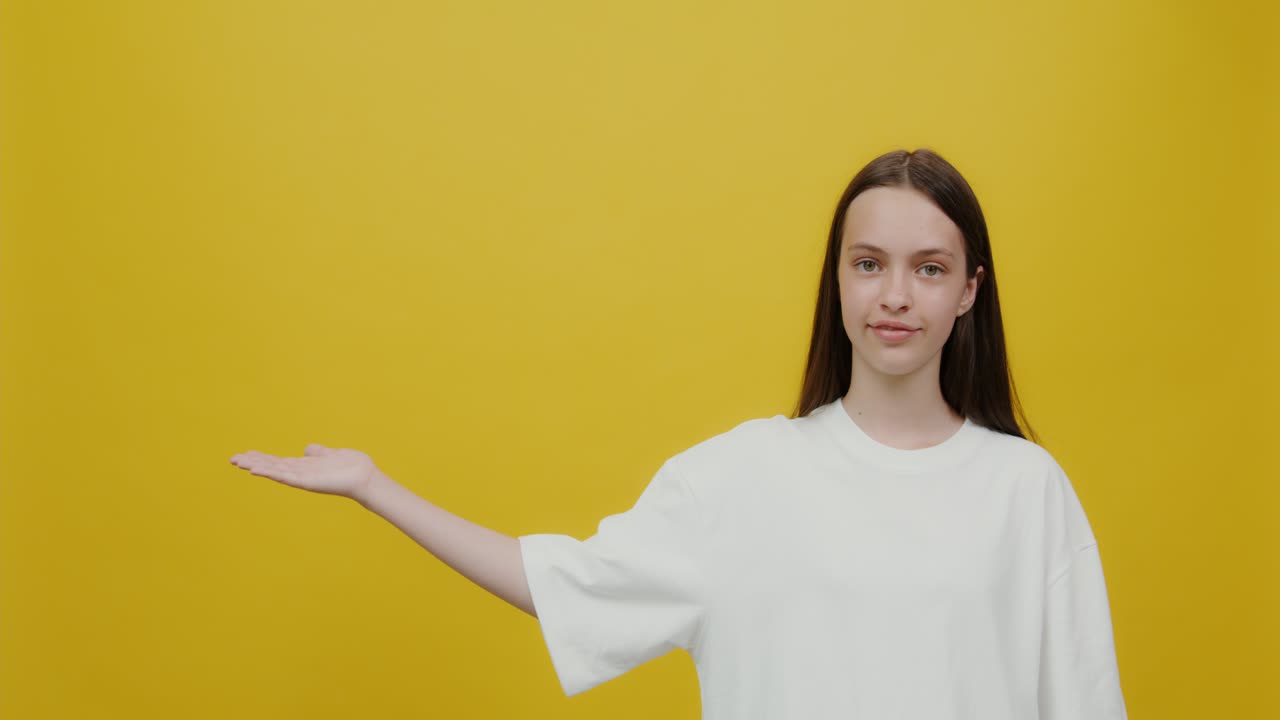 chica adolescente que se presenta