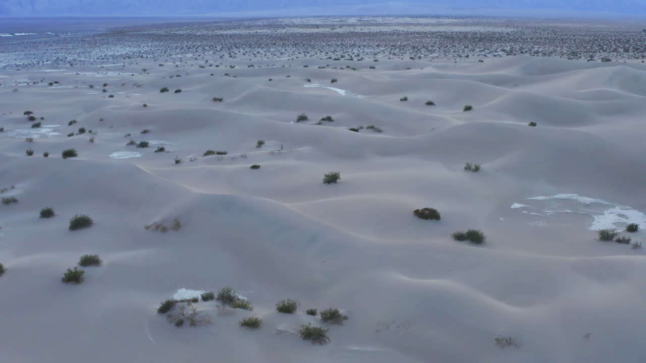 камера наклоняется, чтобы показать красивые горы в пустыне