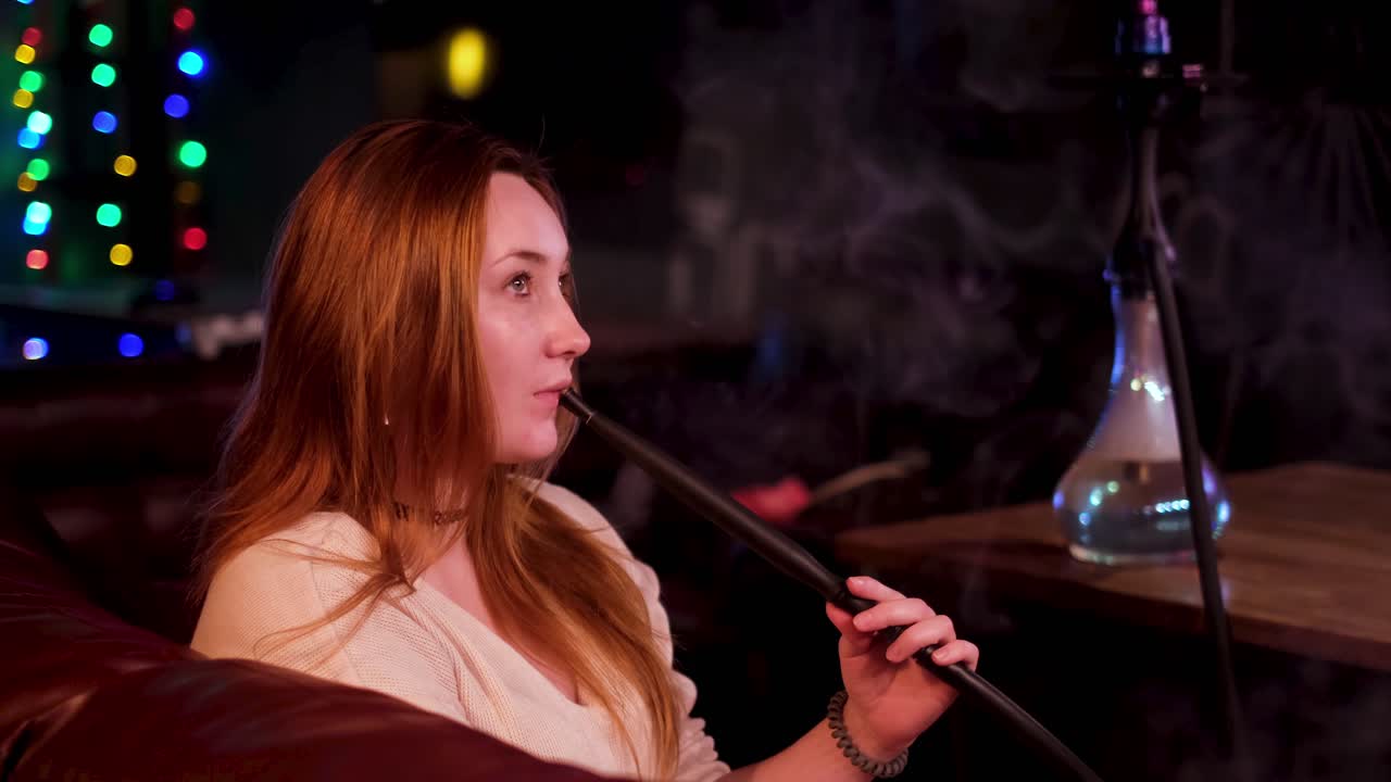 나이트클럽 에서 호카 를 피우는 여자