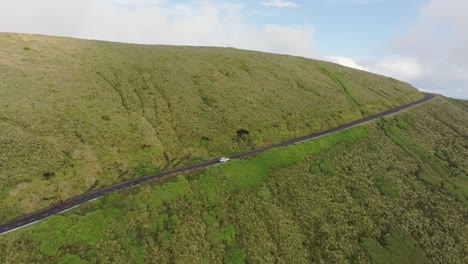 Luftaufnahme-Eines-Autos,-Das-Auf-Einer-Bergstraße-Auf-Den-Azoren-Von-Flores-Fährt