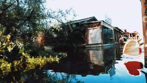 Famous-Floating-market-of-Dal-Lake-in-Srinagar,-Jammu-and-Kashmir,-India