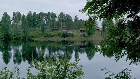 Panorama-Del-Río-Glomma-A-Principios-De-La-Mañana-De-Verano-Reflaciones-De-Los-árboles-En-El-Agua-En-Noruega