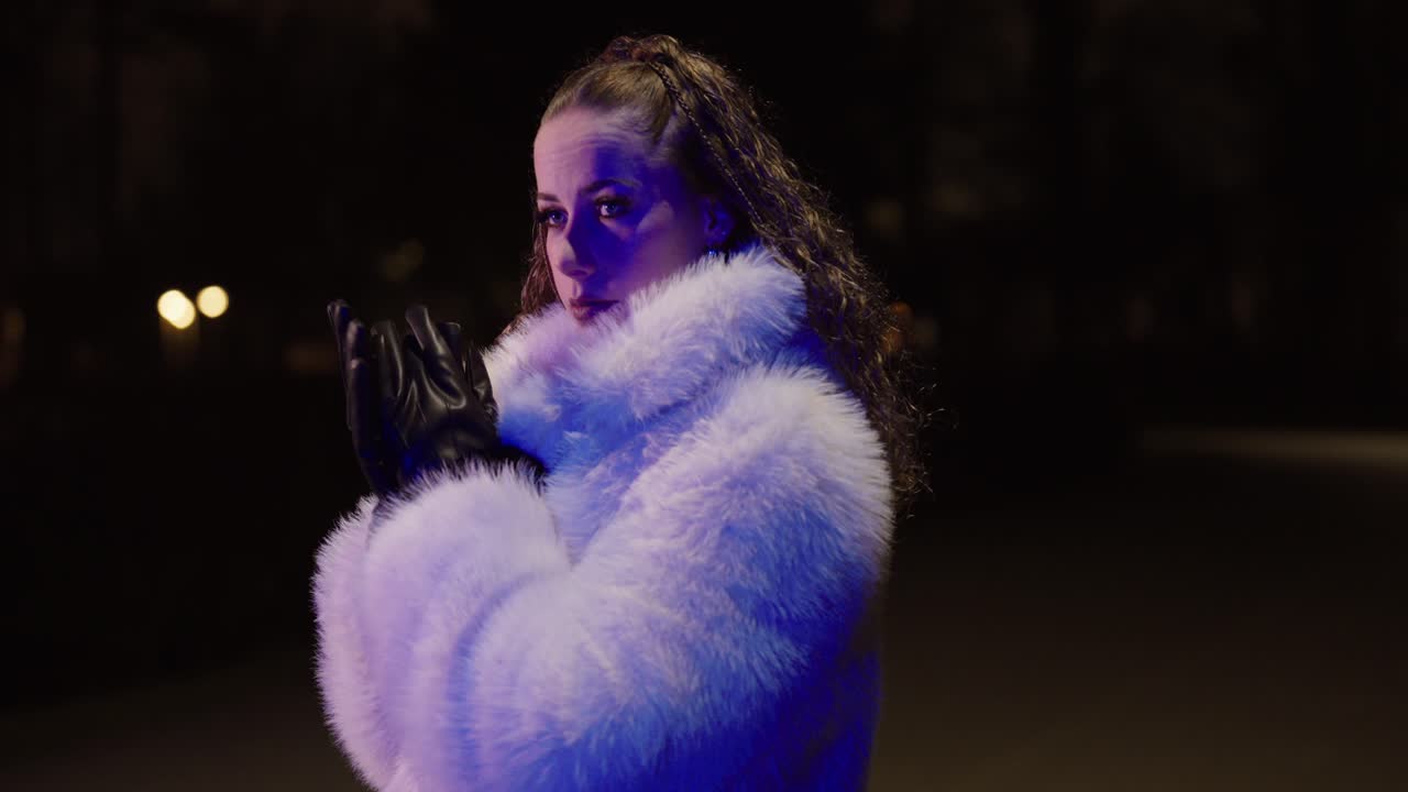 Scatto notturno cinematografico di una donna in piedi da sola in una strada fredda, avvolta in un cappotto di pelliccia bianco e con un’espressione pensierosa. Concept per solitudine invernale, isolamento urbano e atmosfera emotiva della vita notturna.