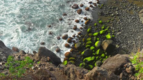 Olas-Rompiendo-En-Una-Playa-Rocosa-En-Tenerife