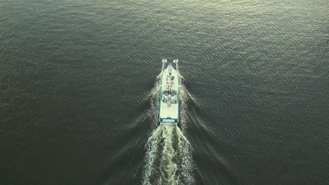 vista superior aérea de un barco de pesca comercial en biloxi, mississippi