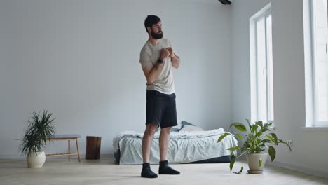 hombre estirándose en el dormitorio