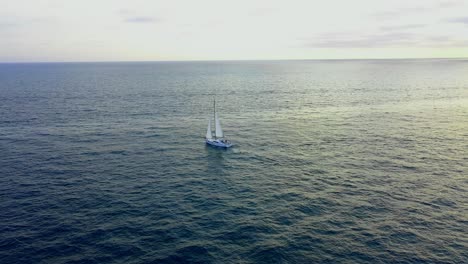 Volando-Hacia-Un-Velero-Durante-La-Puesta-De-Sol-De-La-Hora-Dorada-En-El-Océano-Pacífico-Frente-A-La-Costa-De-Marina-Del-Rey-California