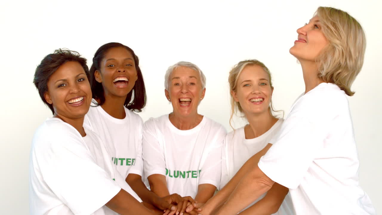 voluntarios levantando las manos juntos