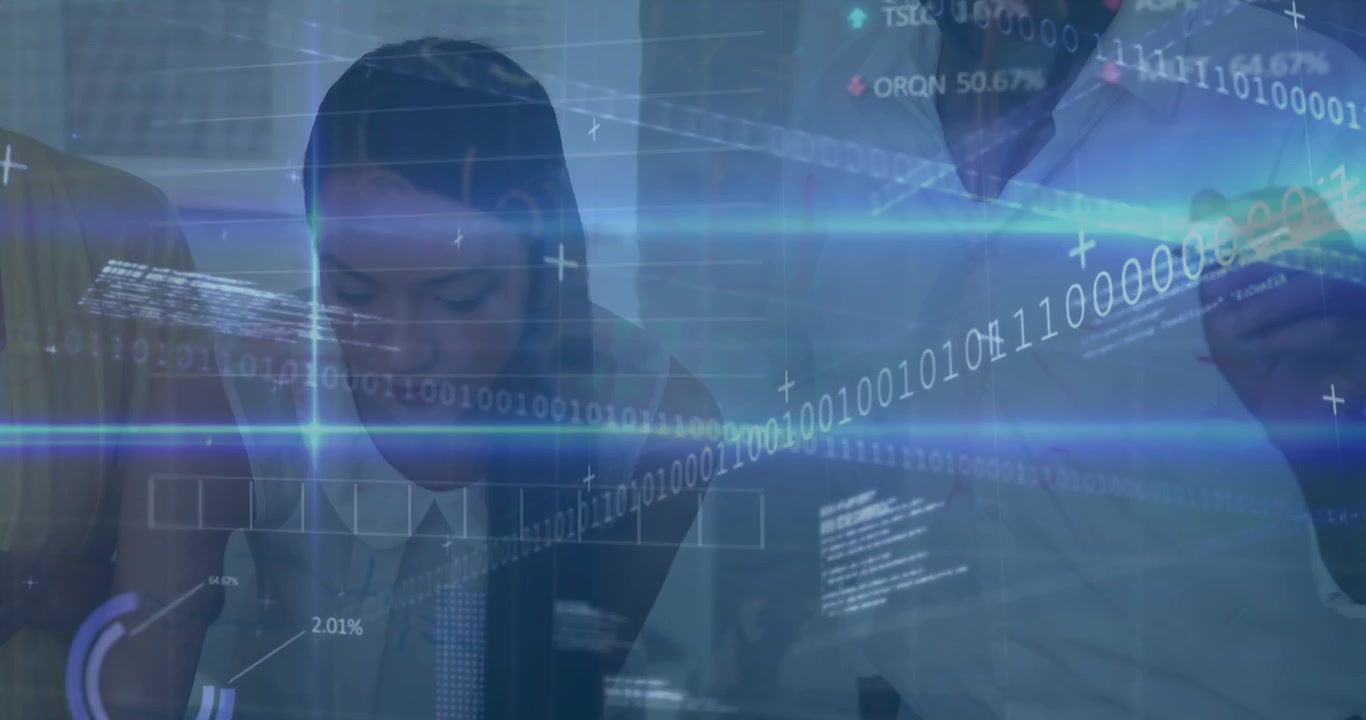 Animasjon av binære koder, dataspråk, tradingtavle, mangfoldige kolleger som skriver med tusj