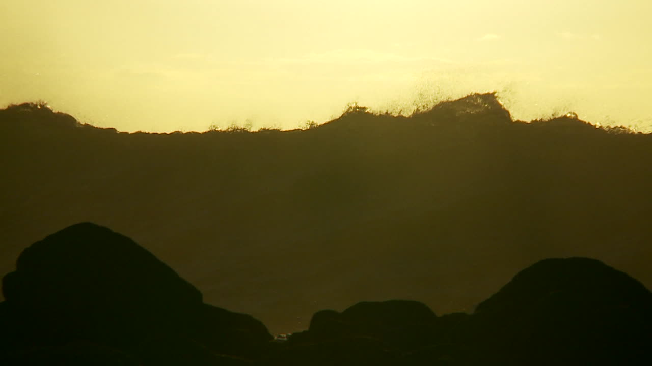 일몰 1에서 느린 동작으로 볏과 부서지는 큰 파도