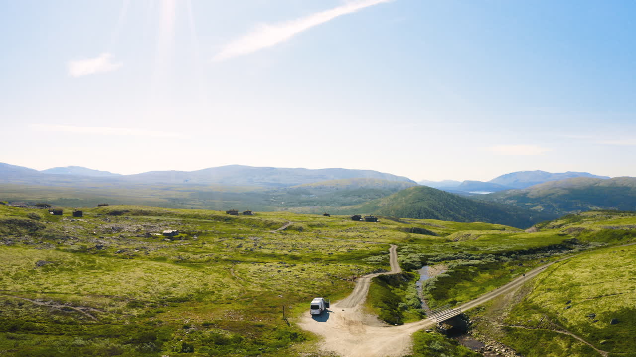 노르웨이 여름에 론다네 국립공원의 외진 지형 속에 고립된 캠퍼 밴의 전망
