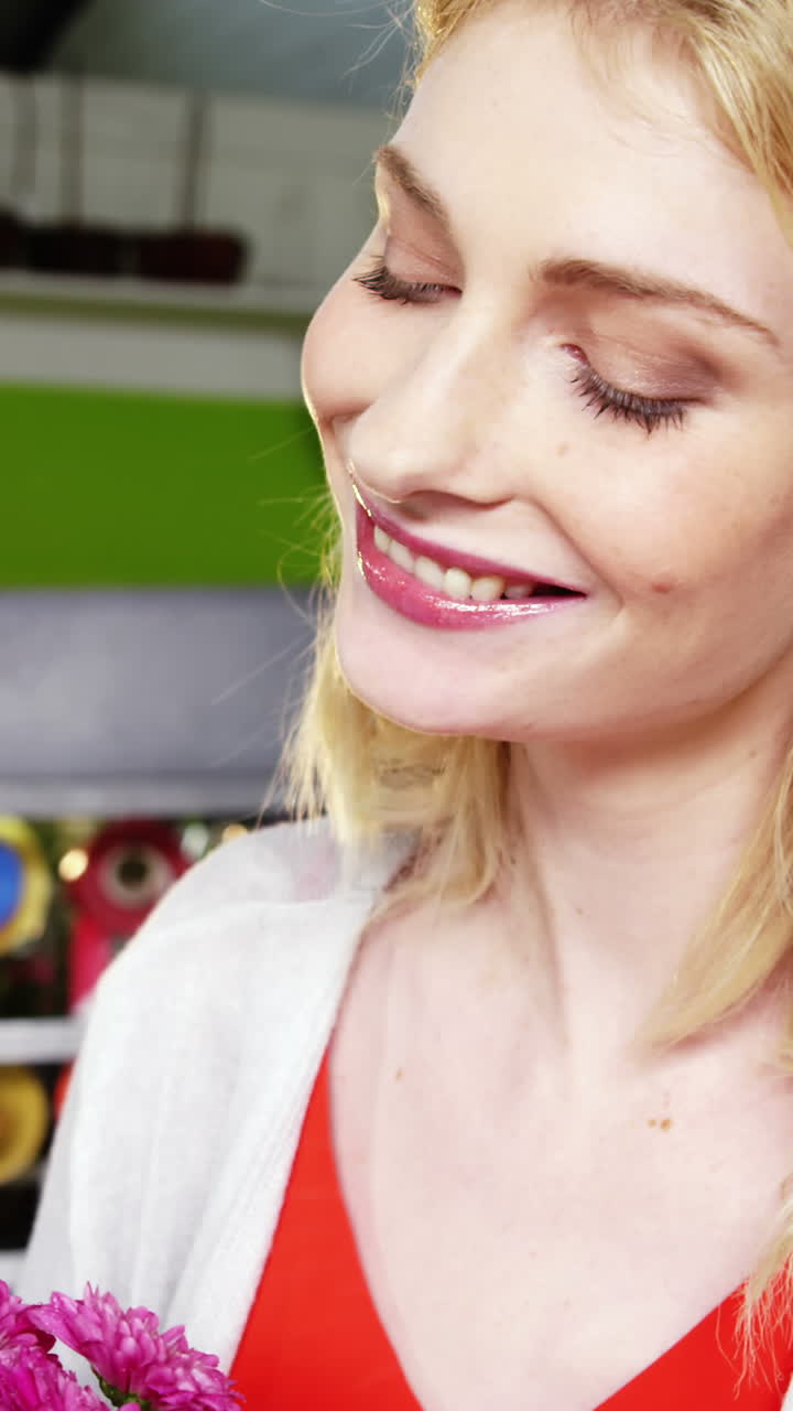 florista mujer rociando agua en un ramo de flores en una tienda de flores