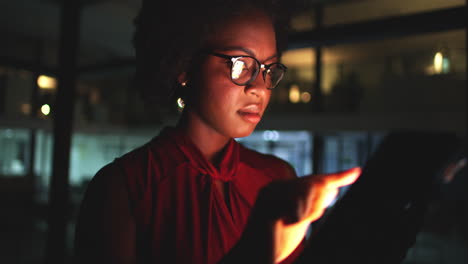una joven empresaria que usa una tableta digital