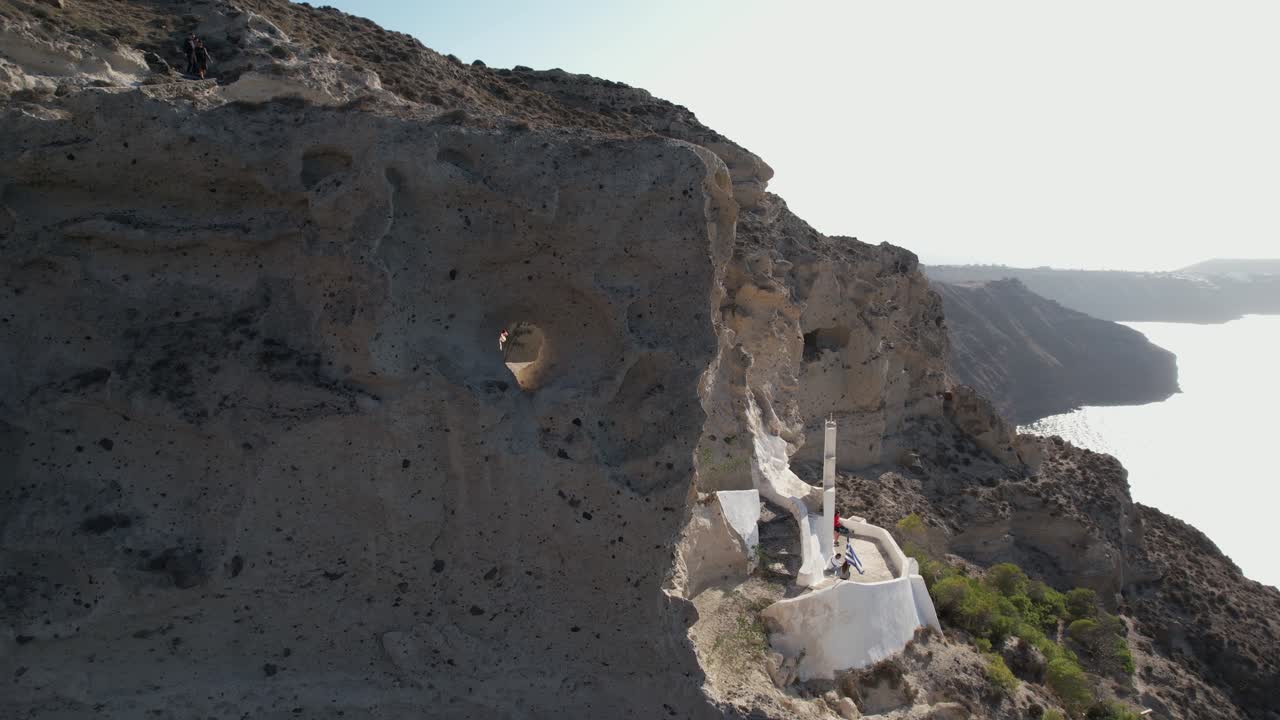 vista aérea, corazón de la isla de santorini, atracción turística, agujero en la roca sobre el mar egeo, grecia