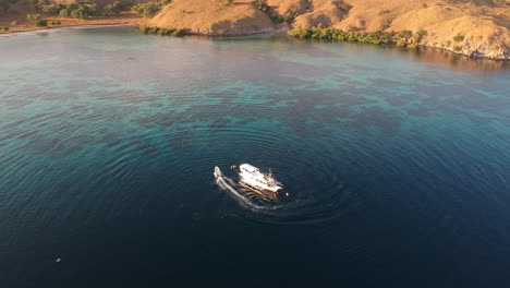 Das-Rettungsboot-Drehte-Sich-Auf-Dem-Pinisi-Schiff-Auf-Dem-Meer-Um,-Mit-Herausgezoomter-Kamera-Für-Eine-Wunderschöne-Landschaft-Im-Meer-Mit-Insel