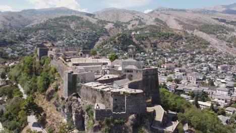 Vista-Aérea-Del-Castillo-De-Gjirokastër-En-Albania,-Sitio-Del-Patrimonio-Mundial,-Albania