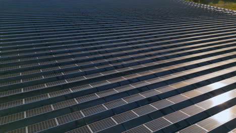 el sol reflejando una gran variedad de paneles solares