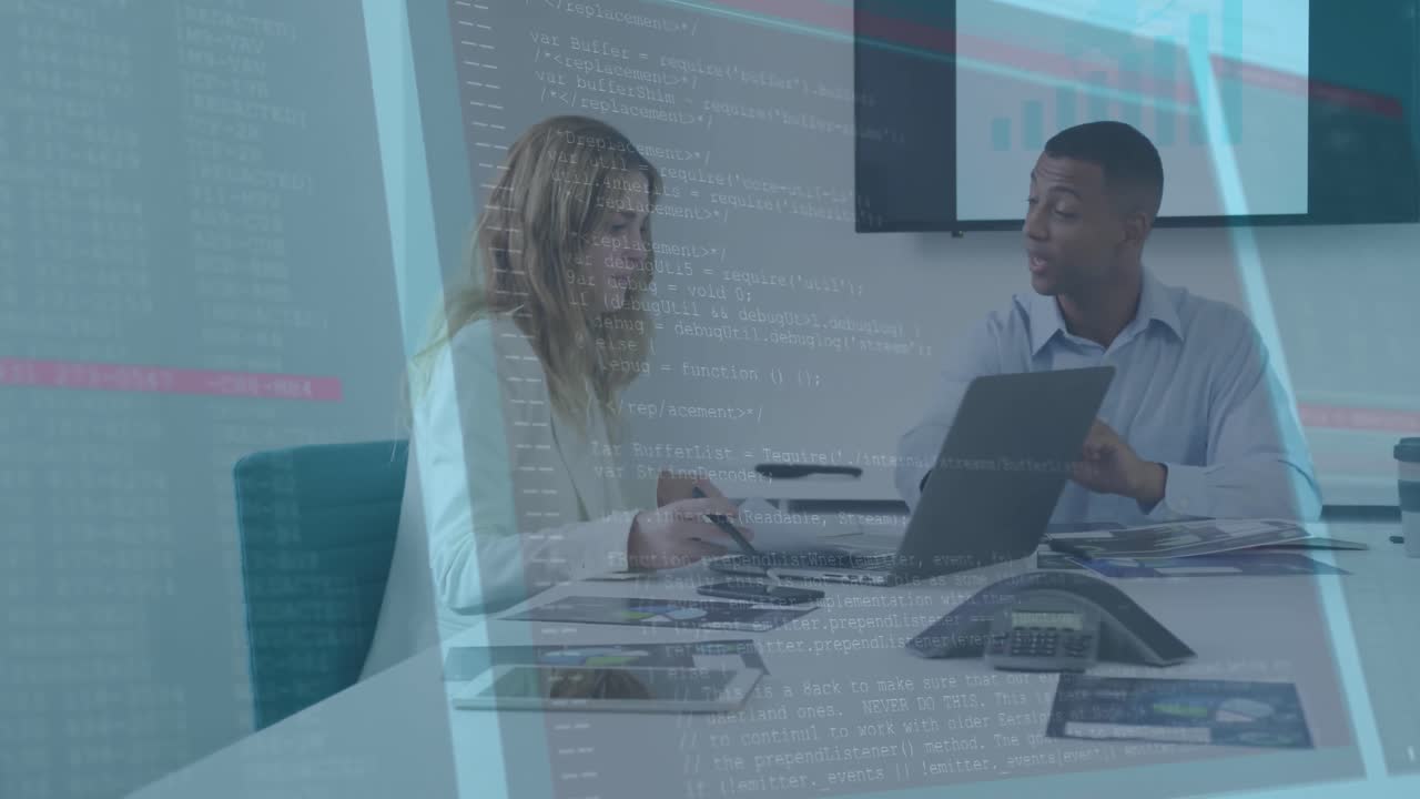 animación del procesamiento de datos frente a diversos colegas masculinos y femeninos que discuten en la oficina