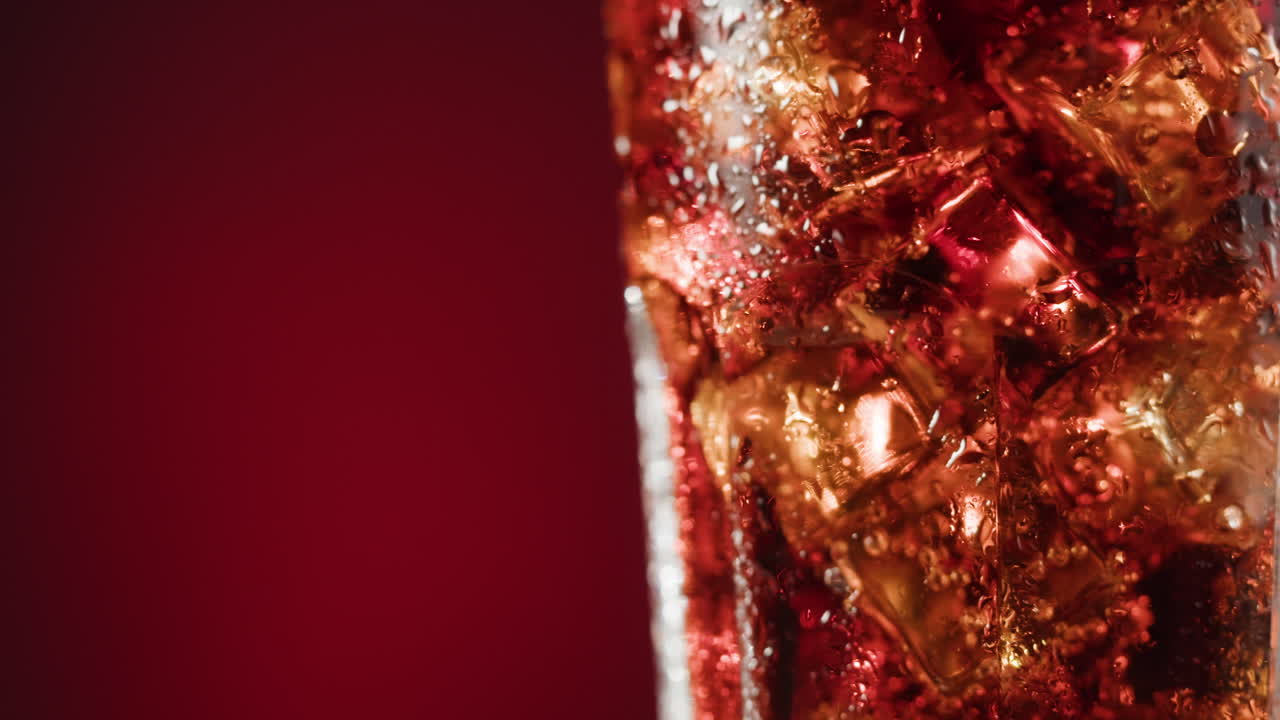 primer plano de un vaso de cola con hielo