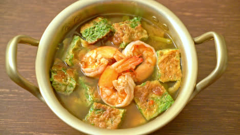 Sopa-Agria-Hecha-De-Pasta-De-Tamarindo-Con-Gambas-Y-Tortilla-De-Verduras---Estilo-De-Comida-Asiática