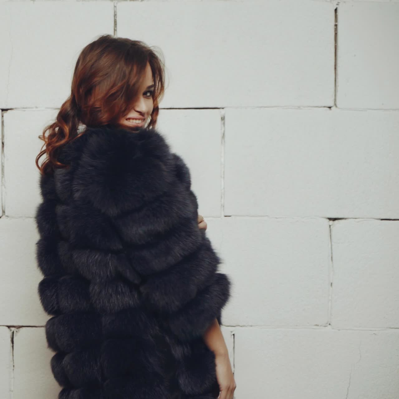 mujer posando en el estudio