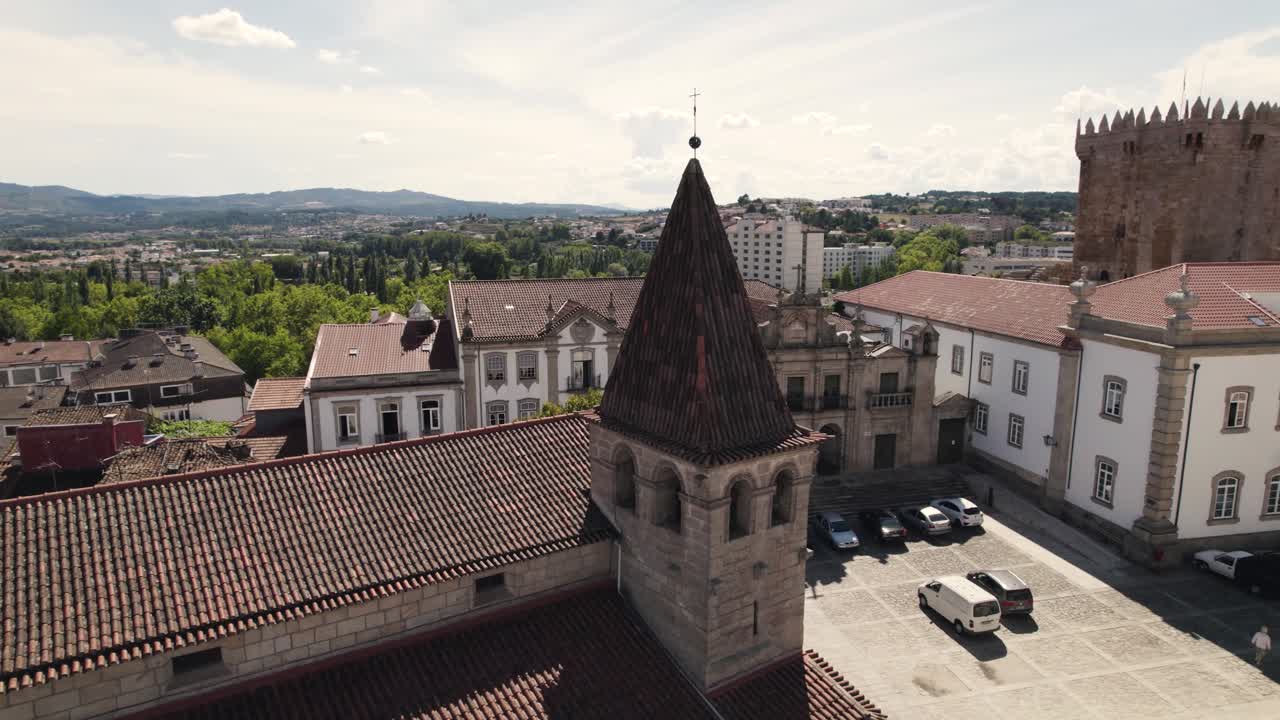 Santa Maria Maior Kirke og Hyldesttårnet fra Chaves slot i baggrunden, Portugal