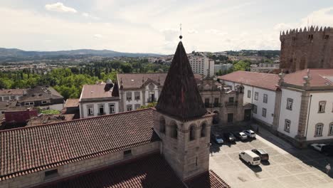 Iglesia-De-Santa-Maria-Maior-Y-Torre-De-Homenaje-Del-Castillo-De-Chaves-En-El-Fondo,-Portugal