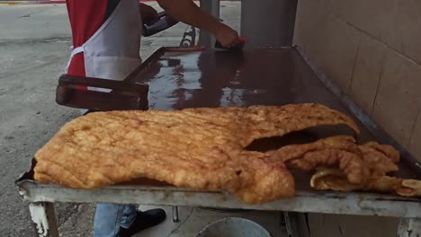 un joven haciendo chicharron