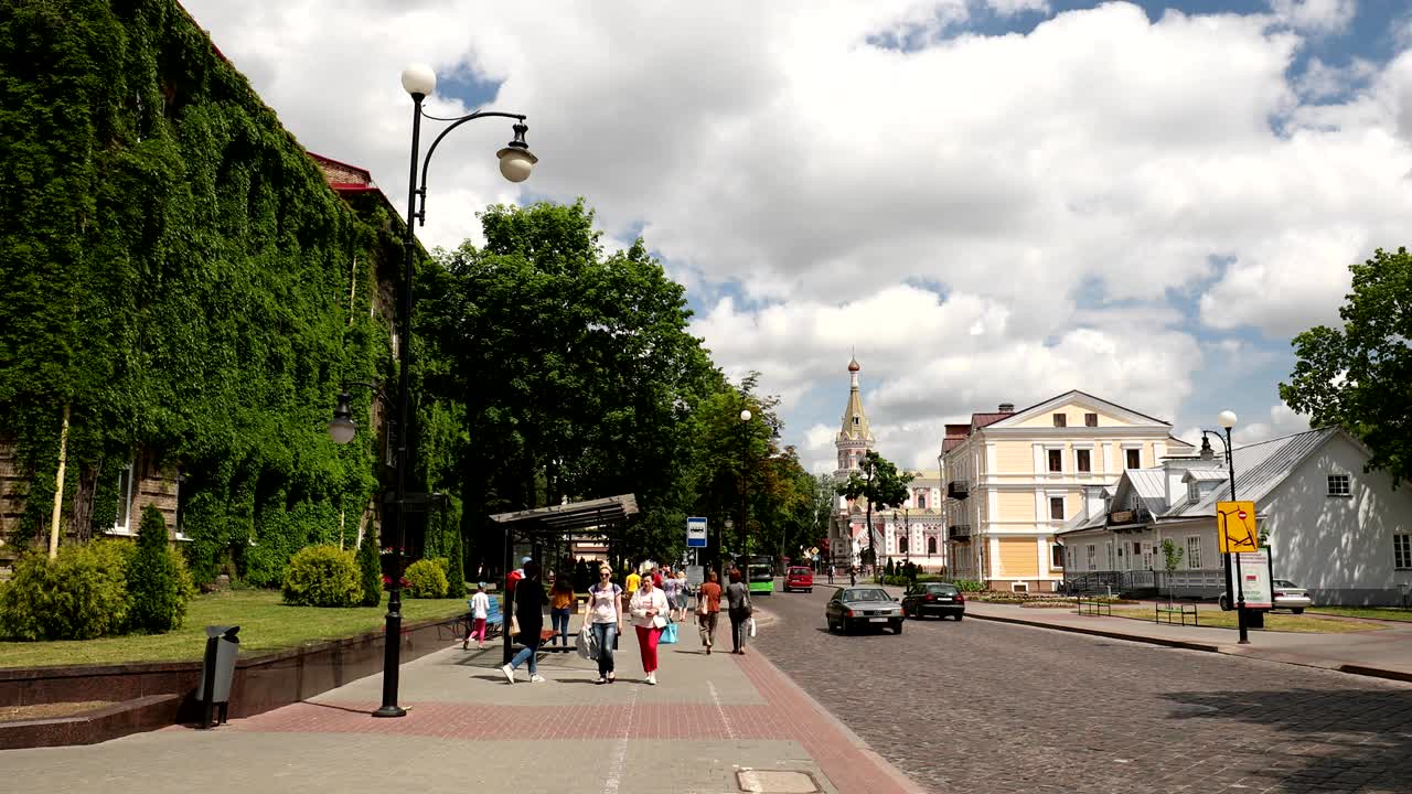 grodno, bielorrusia. catedral de la intercesión de la santísima theotokos en la calle e. ozheshko y edificio del gimnasio mariinsky para mujeres en un día soleado de verano. edificio rodeado de hiedra