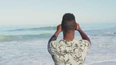 afroamericano tomando una foto del mar